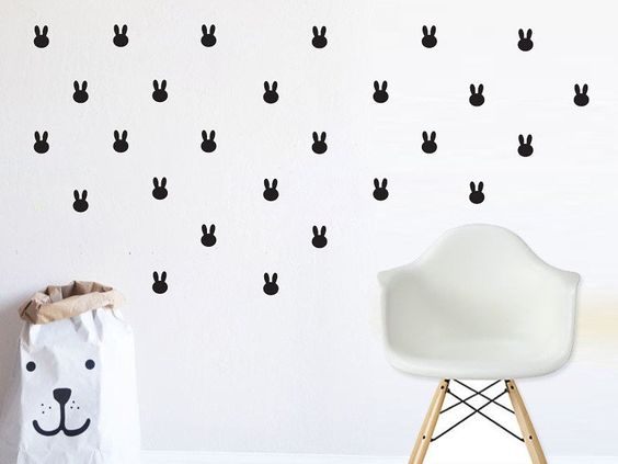 Dekorasi dinding bisa juga menggunakan Sticker dinding atau Wall decal. 